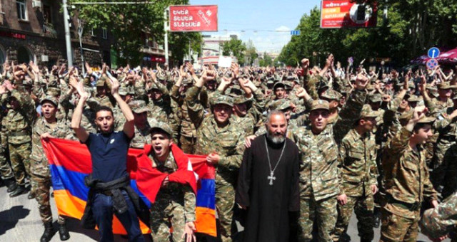 Ordu Sokağa İndi, Ermenistan Başbakanı Sarkisyan İstifa Etti