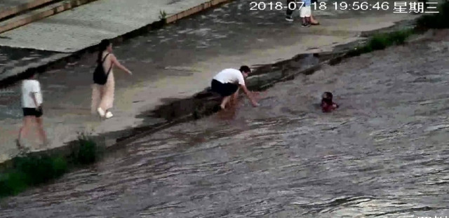 Çin’de Polis Memuru, Nehre Düşen Çocuğu Son Anda Kurtardı