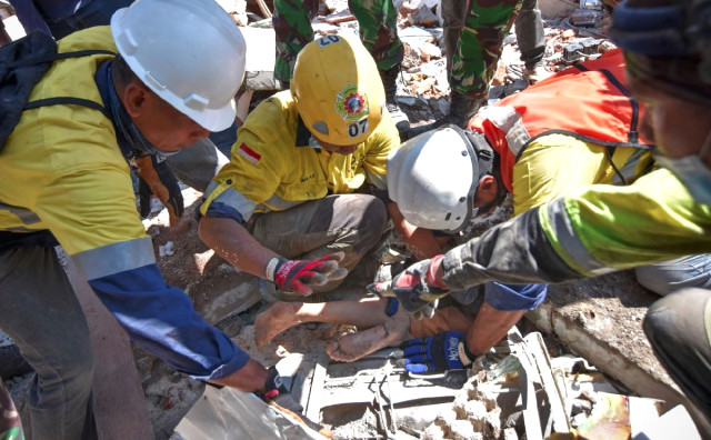 Endonezya’daki Deprem Sonrası 48 Saat Enkaz Altında Kalan Kadın Sağ Kurtarıldı