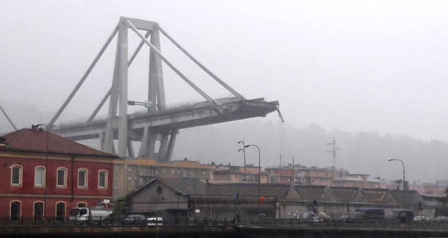 İtalya’da Çöken Köprünün Yıkılış Anı Kameralara Yansıdı
