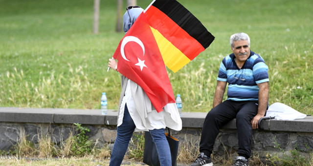 Merkel’in Veliahtından Korkutan Haber: Türkler Çifte Vatandaşlığı Kaybedebilir