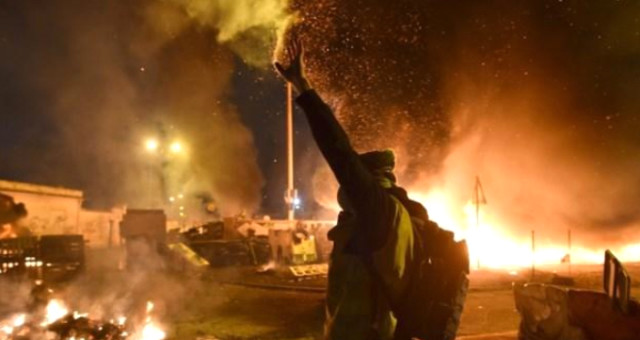 Fransa’da Sarı Yelekliler Otoyol Gişesini Ateşe Verdi