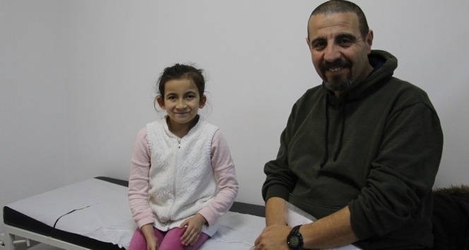 Ailesinin terk ettiği küçük kız, koruyucu babasının desteğiyle sağlığına kavuştu
