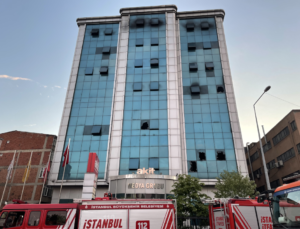 Yeni Akit Gazetesi’nin de bulunduğu binada çıkan yangın 46 saatte denetim altına alındı