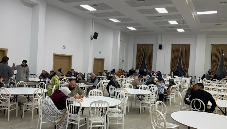 Kardan kapanan D-100 kara yolunda mahsur kalanlar Çerkeş Kültür Merkezi’ne sığındı