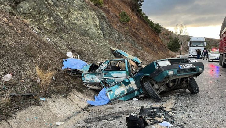 Tokat’ta arabayla tır çarpıştı: 2 kişi öldü, 1 kişi yaralandı