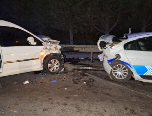 Göçmenleri taşıyan araç polis aracına çarptı: 18 yaralı