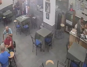 Kahvehaneye gelip husumetli olduğu işletmeciyi bıçakladı