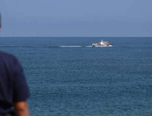 Kastamonu’da batan teknedeki 3 kişiyi arama çalışmaları sürüyor