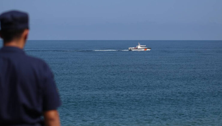 Kastamonu’da batan teknedeki 3 kişiyi arama çalışmaları sürüyor