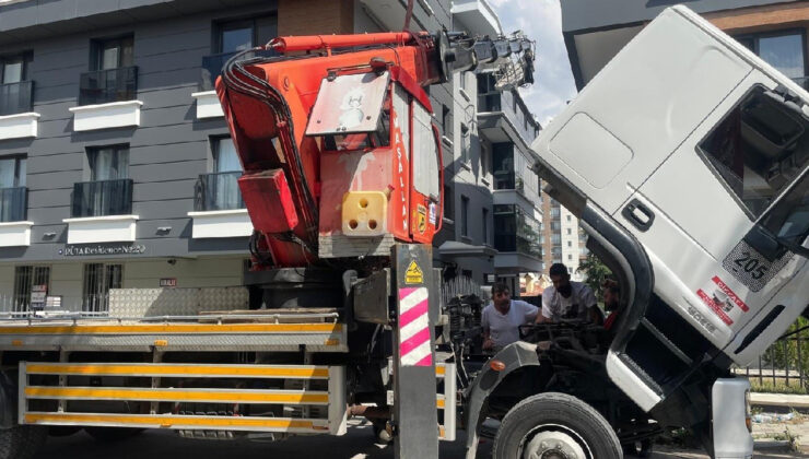 Ankara’da yük taşıyan vinç devrildi