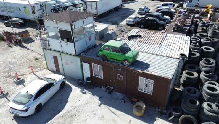 Arkadaşının emanet verdiği arabası çatıya ‘park’ etti