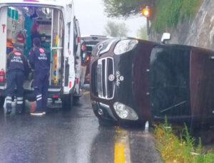 Bariyere çarpan şoföre yardım eden 2 şahsa araba çarptı