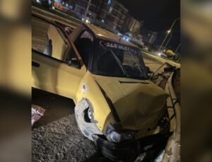 Konya’da pikap tipi araç refüje çarptı: 3 yaralı