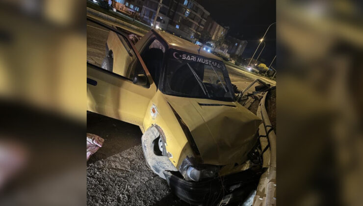 Konya’da pikap tipi araç refüje çarptı: 3 yaralı