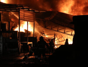Sakarya’da kauçuk fabrikasında çıkan yangın söndürüldü: 5 işyeri kullanılamaz halde