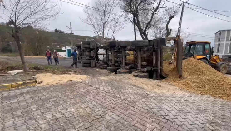 Hafriyat kamyonu çöken yol yüzünden devrildi