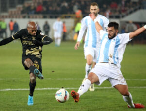 Hakem maçı bitirdi, sonra tekrar başlattı