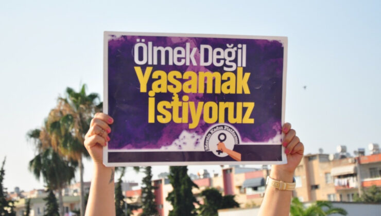 Katlettiği bayanın cansız vücuduyla karakola gitti