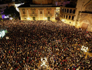 Valensiya’da binlerce eylemciden istifa daveti: ‘Mafya hükümet istemiyoruz’