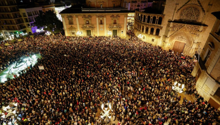 Valensiya’da binlerce eylemciden istifa daveti: ‘Mafya hükümet istemiyoruz’